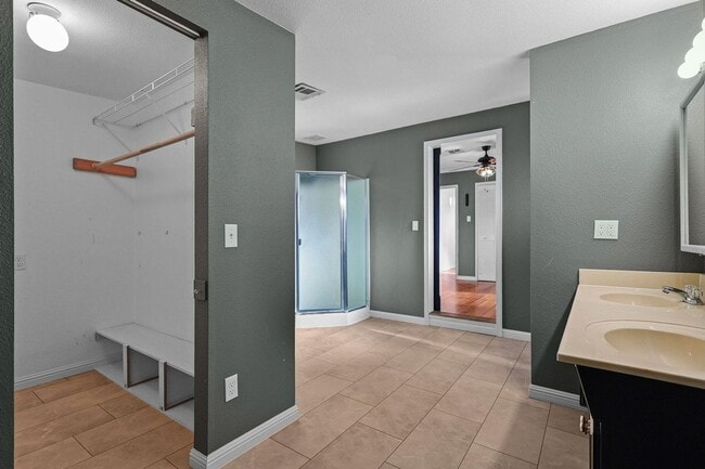 Building Photo - Large Family Home