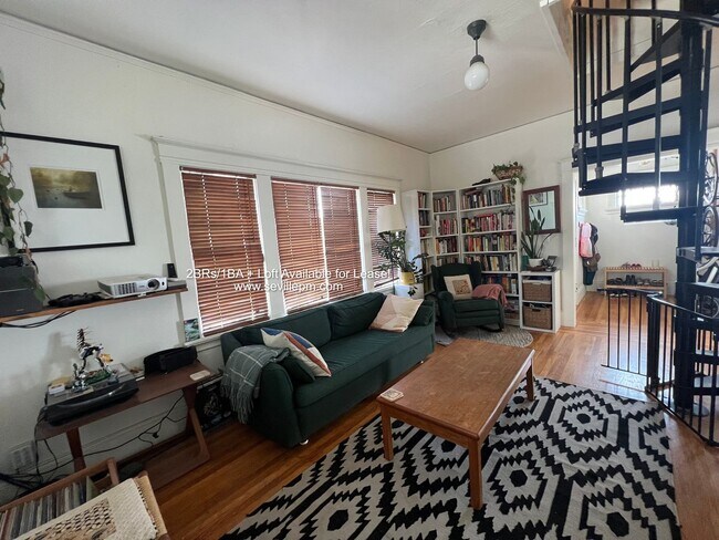 Building Photo - CHARMING 2 BEDROOM /1 BATHROOM HOME W/LOTS...