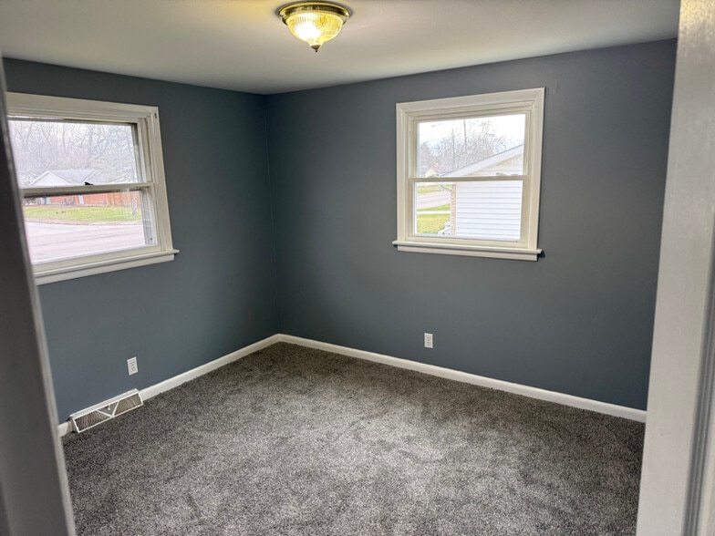 Building Photo - 806 S 16th St