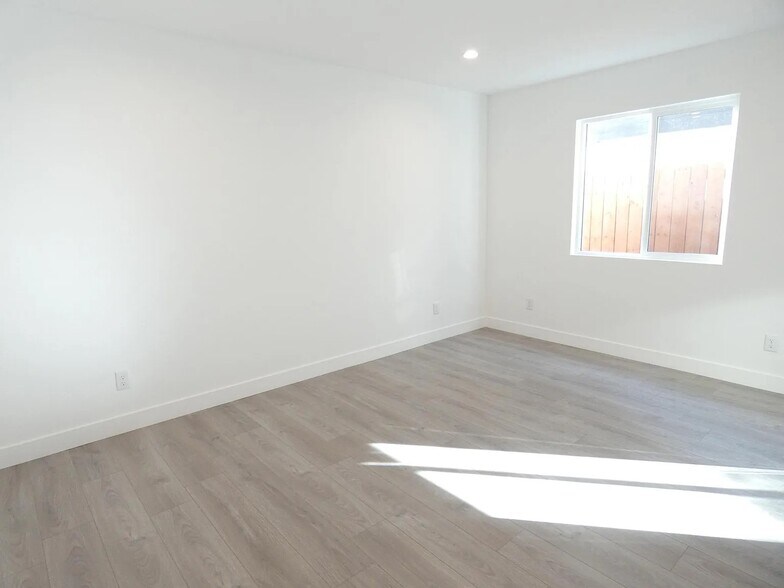 Building Photo - 10837 Blix St