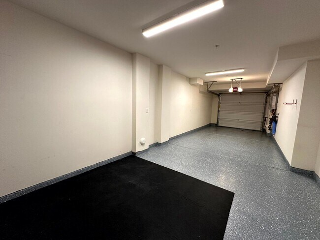Building Photo - Fantastic 3 Story Townhome - 2 bedrooms - ...