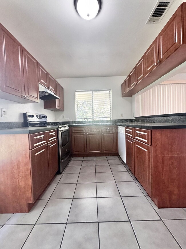 Building Photo - 708 Green Ct