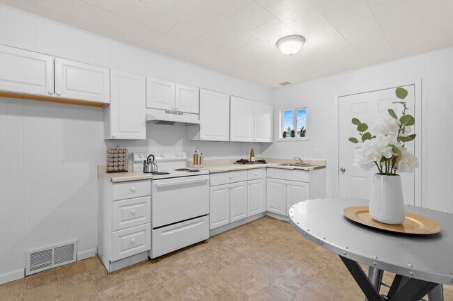 Building Photo - 420 E Sanson Ave