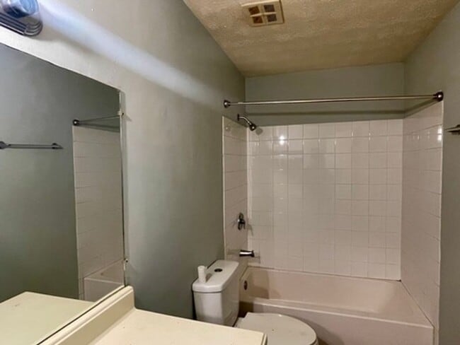 Building Photo - 2 bedroom townhouse