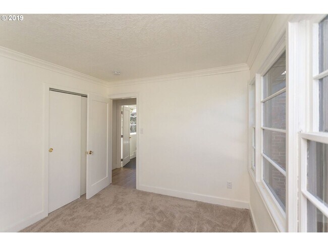 Building Photo - Gorgeous 2 bedroom 2 bath in SE Portland