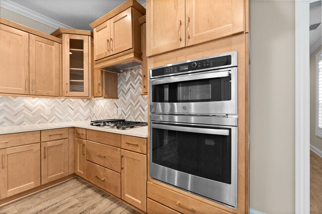 Building Photo - Luxury Maintenance-Free Former Model Home in Grove City – 2 Bed, 2 Bath Ranch
