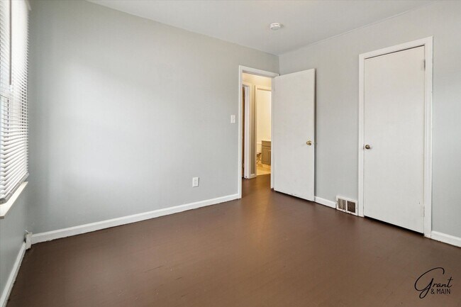 Building Photo - $1,250/month - 2 bedroom 1 bath