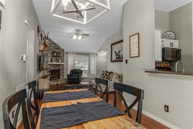 Building Photo - 3601 Clover Ln