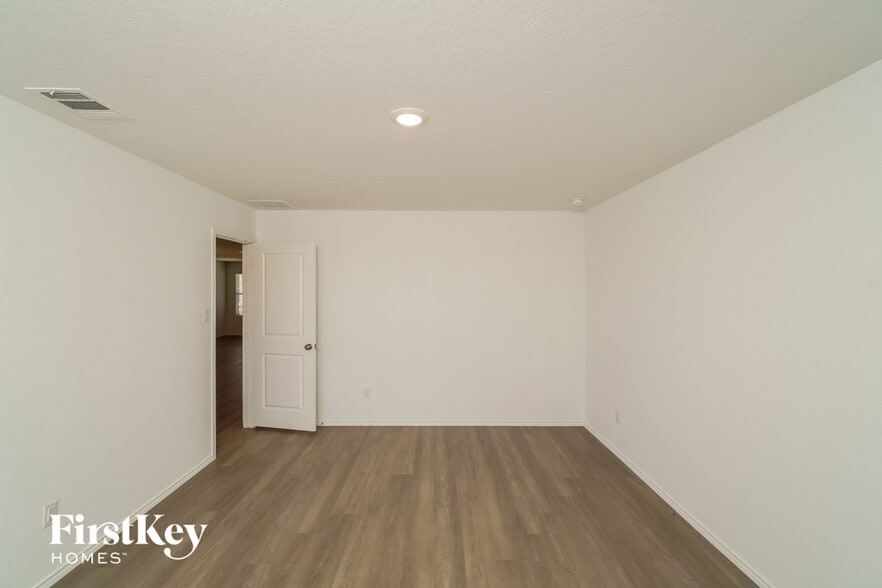 Building Photo - 10414 McClintock Dr