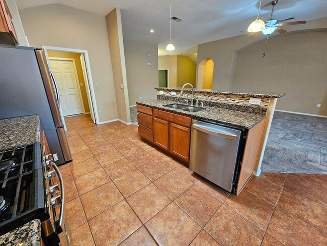 Building Photo - Beautiful Golf Course Area Home with 4 Bed...