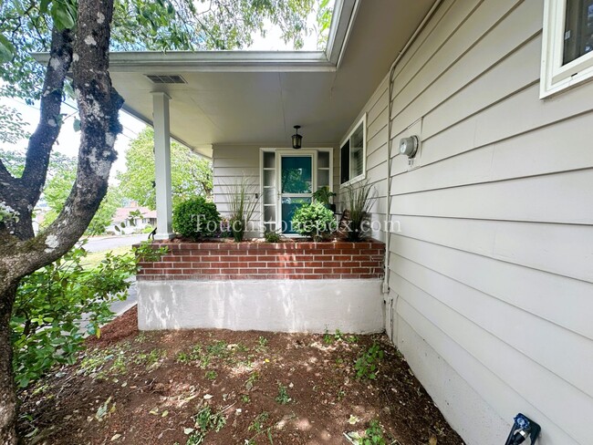 Building Photo - 3BD|2BA Home - Finished basement & beautif...