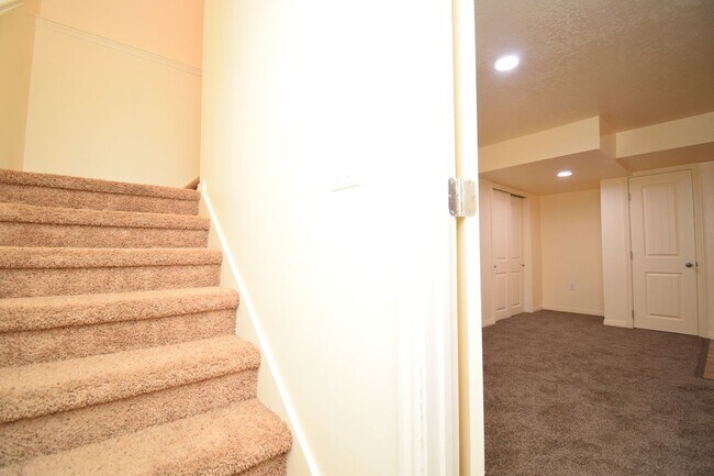 Building Photo - Modern 4 bed Home in Prime West Valley Location!!