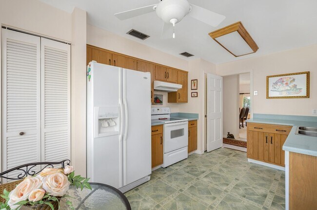 Building Photo - 2 Park Shores Cir
