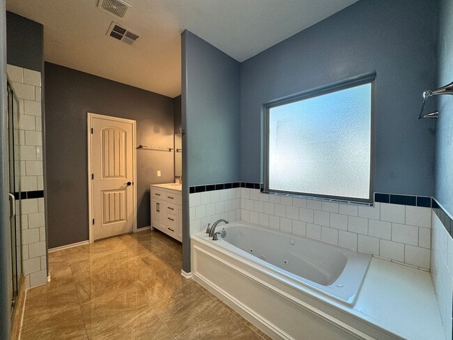 Building Photo - Spacious 3 Bedroom 2.5 Bath Home Near Okla...
