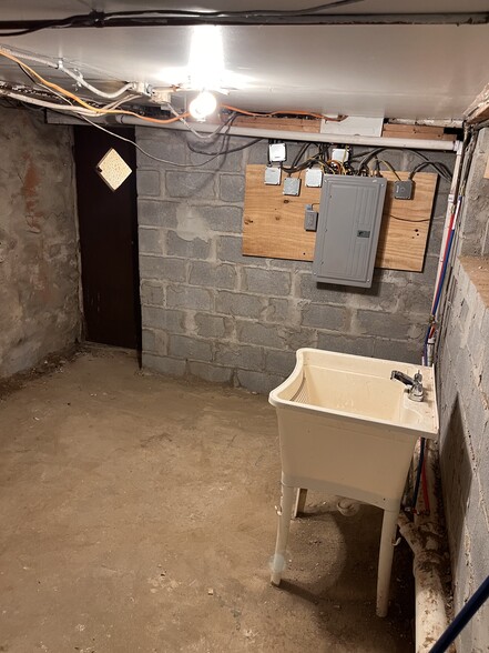 Basement laundry area - 5049 N Sydenham St