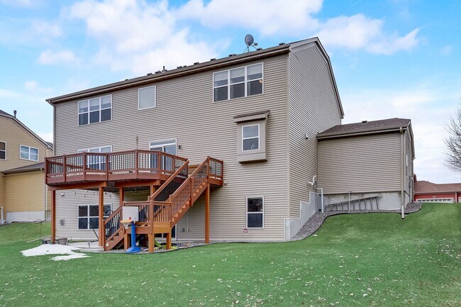 Building Photo - Grand 5 bed 4.5 bath Maple Grove Home w/ 3-Car Garage! Fully Furnished