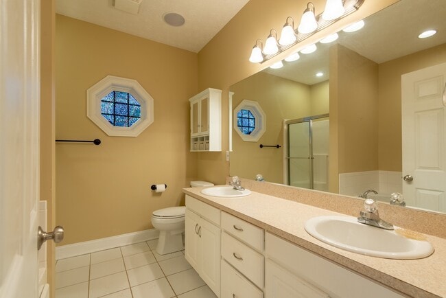 Building Photo - Shadow Bend Lane