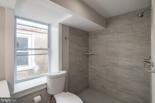 Building Photo - 2825 W Girard Ave