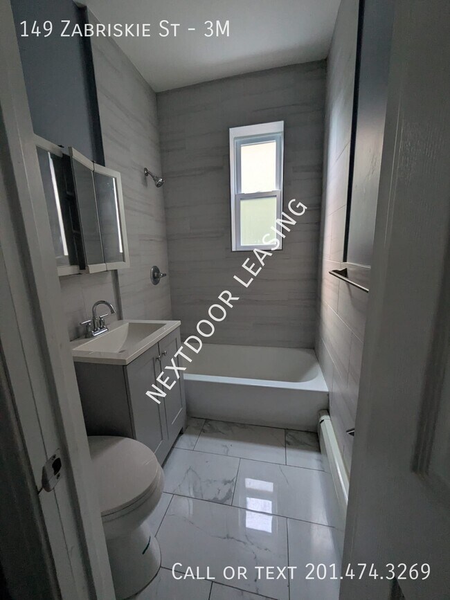 Building Photo - 149 Zabriskie St