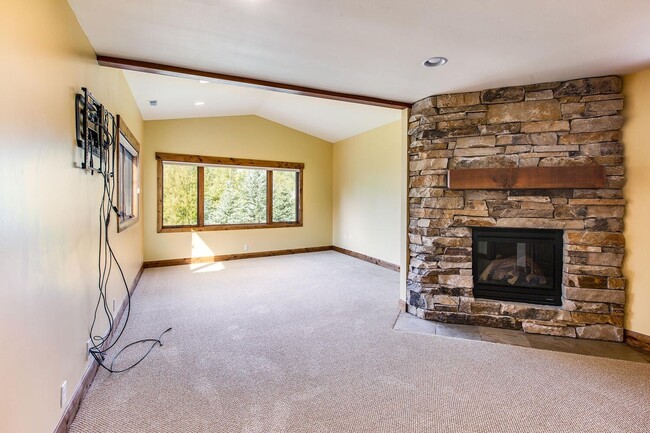 Building Photo - Long term lease in the heart of Park City! Available Mid October 2026