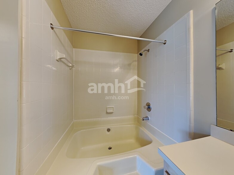 Building Photo - 7765 Spring Branch Dr N