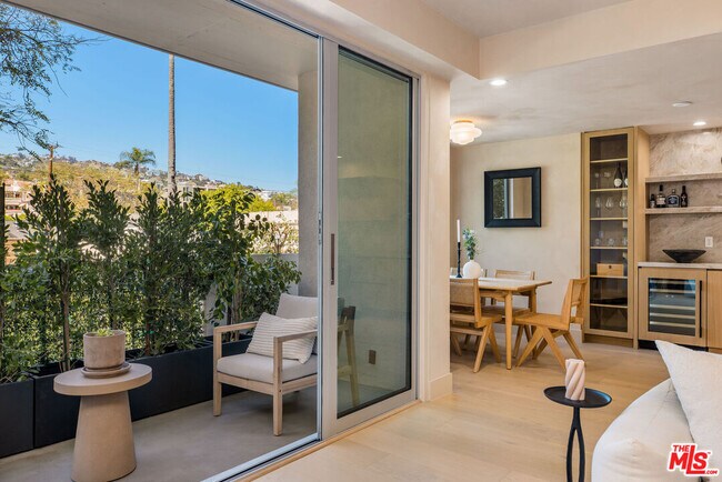Building Photo - 818 N Doheny Dr