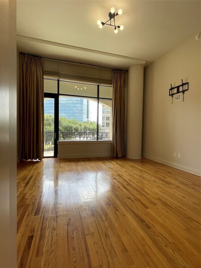 Building Photo - 5005 Hidalgo St