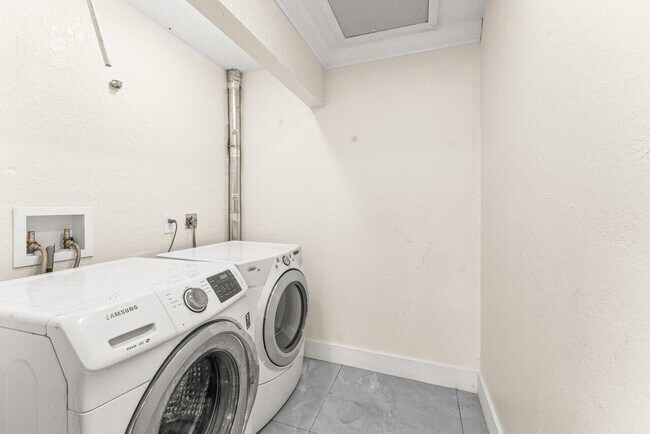 Building Photo - 110 W Rubber Tree Dr