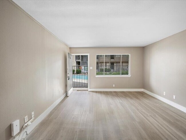 Living Room - 2303 East Side Dr