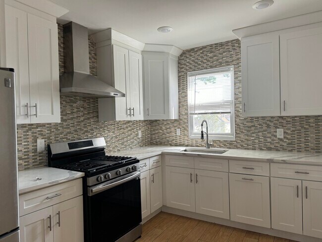 Building Photo - 143 W 2nd St