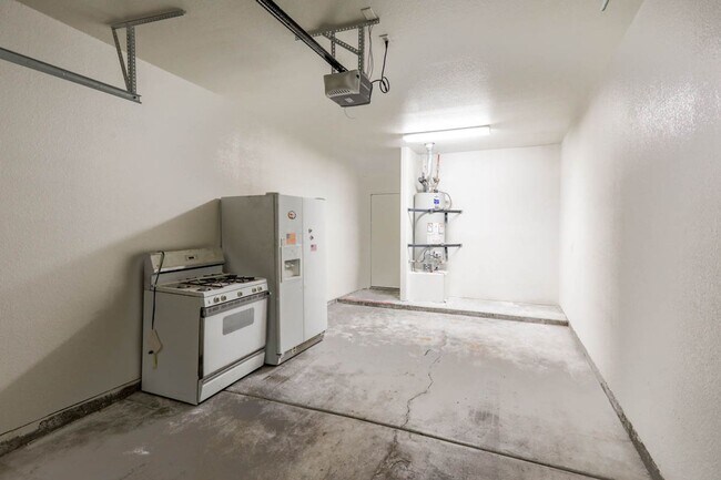 Building Photo - Beautifully Updated 2 Bed and 2 Bath Hende...