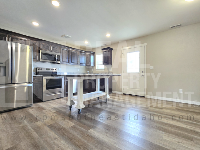 Building Photo - Bright & Clean 3 Bedroom, 2.5 Bathroom Townhome for Rent in Idaho Falls by Real Property Manageme...