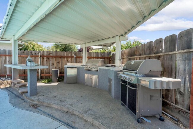 Building Photo - 6737 N Harrison Ave