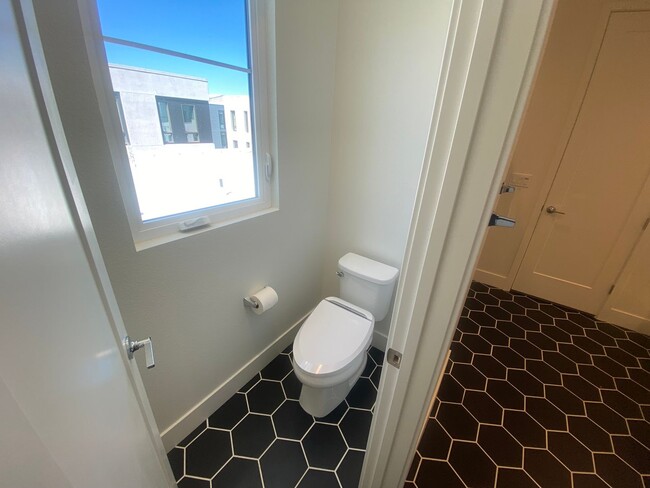 Building Photo - Modern Condo Living in the Heart of Alameda – Prime Location!