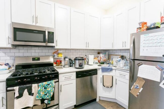 Building Photo - 3 bedroom in CHICAGO IL 60608