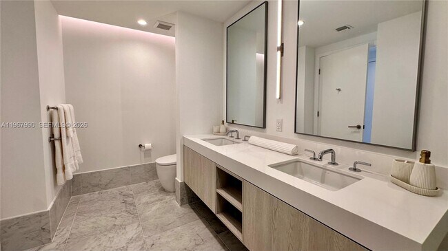 Building Photo - 9201 E Bay Harbor Dr