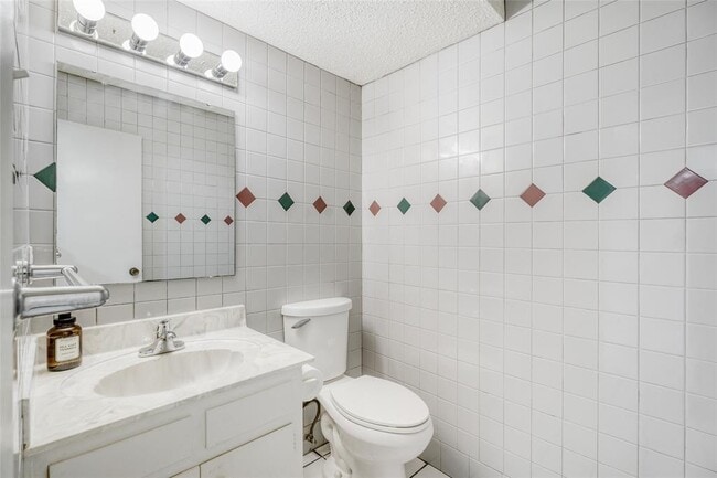 Building Photo - 6601 Skycrest Dr