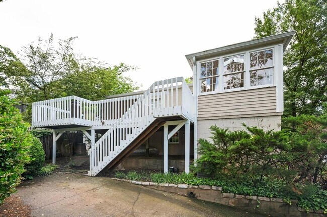 Building Photo - 220 Lakeview Ave NE
