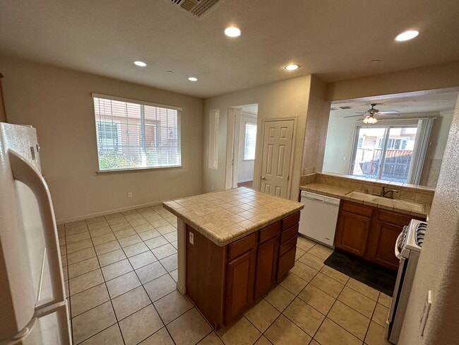 Building Photo - Beautiful 3 Bedroom Lincoln Condo!