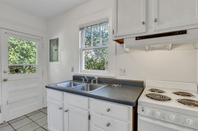 Building Photo - Charming Sylvan Park Shotgun Apartment in ...