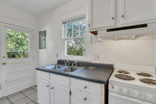 Building Photo - Charming Sylvan Park Shotgun Apartment in a Darling Triplex!