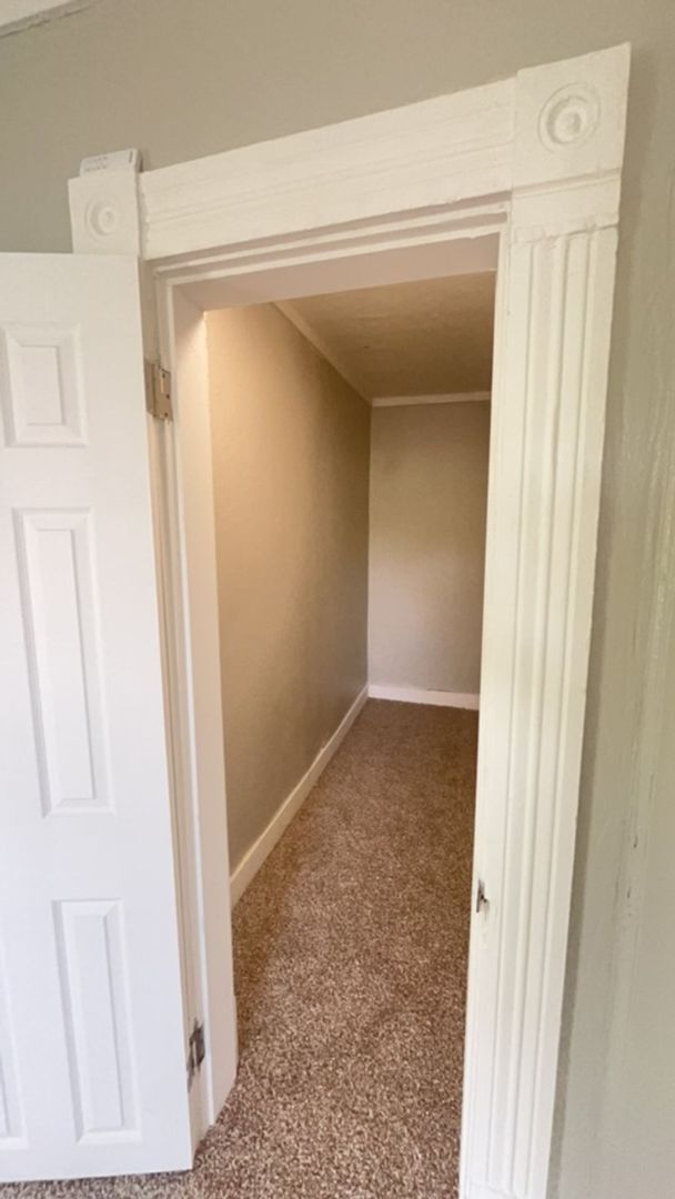 Building Photo - Fully Renovated Spacious 3 Bedroom 1.5 Bat...