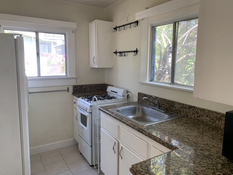 Building Photo - 608 E Angeleno Ave