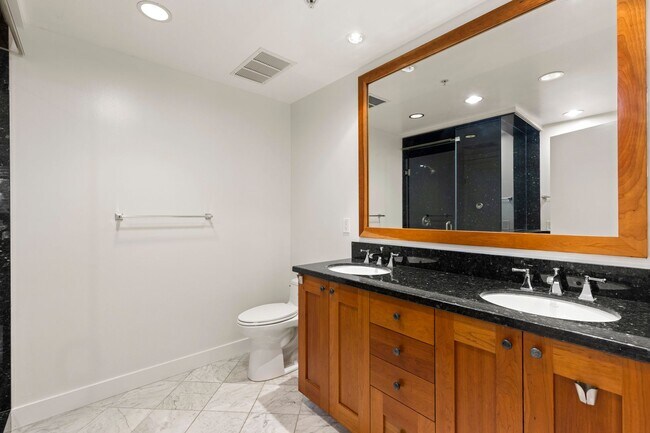 Building Photo - Stunning Marina District 2 Bedroom + a Lof...