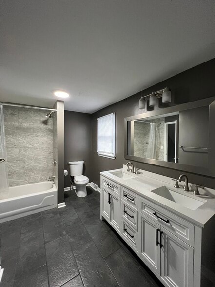 Large Full Bathroom - 4481 S Buffalo St