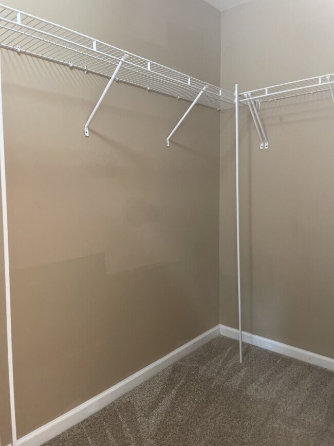 Building Photo - 8806 Shadowglen Dr