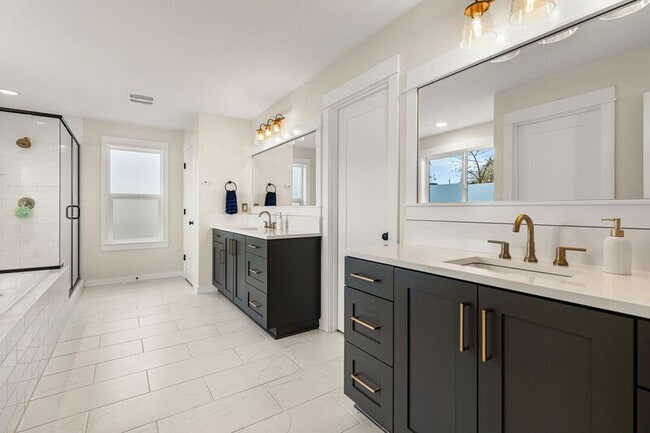 Building Photo - 4090 NE 6th Ave