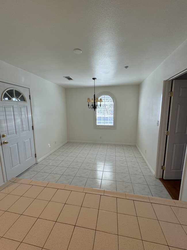 Building Photo - 923 Royal Oaks Dr