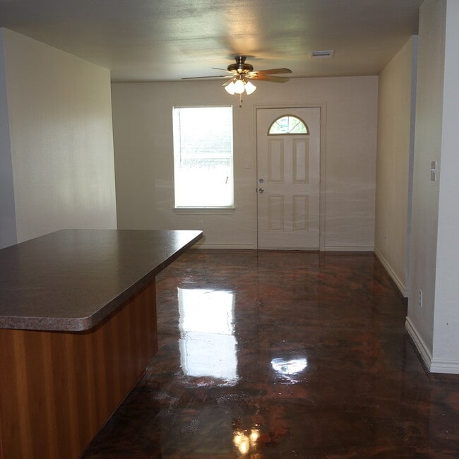 Building Photo - TAHITIAN VILLAGE ENTERTAINING READY -  3 BEDROOM / 2 BATH HOME