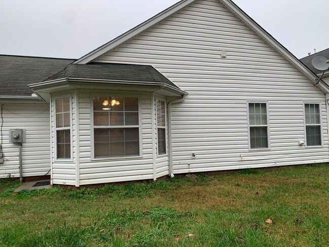 Building Photo - Charming 3-Bedroom Located in Greensboro